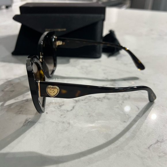 Dolce & Gabbana Sunglasses Heart detail - Picture 2 of 4